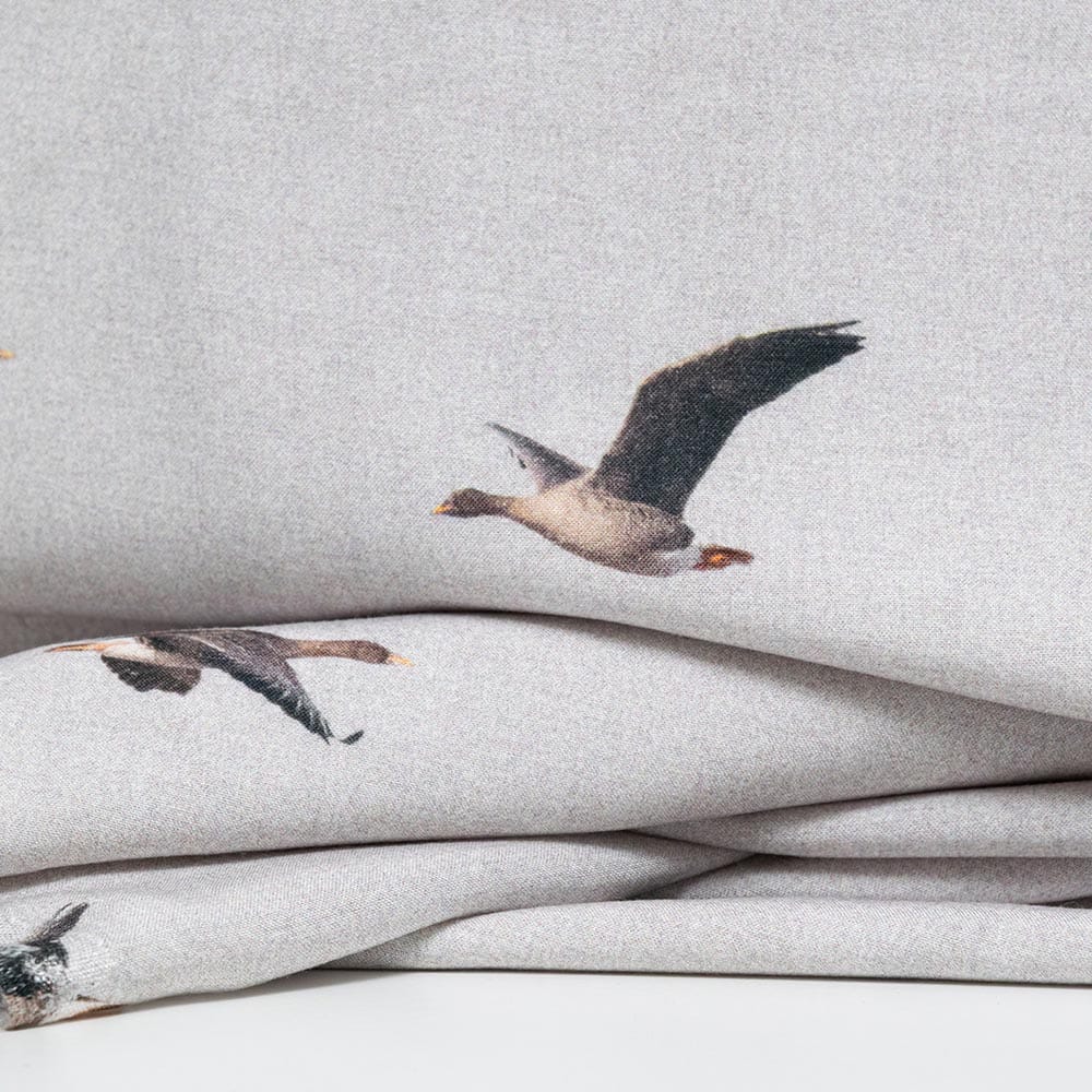 Vuorella kangaskauppa – Hanhien muutto tencel harmaa