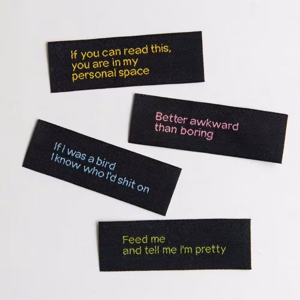 Vuorella kangaskauppa -Ompelumerkit, mustat