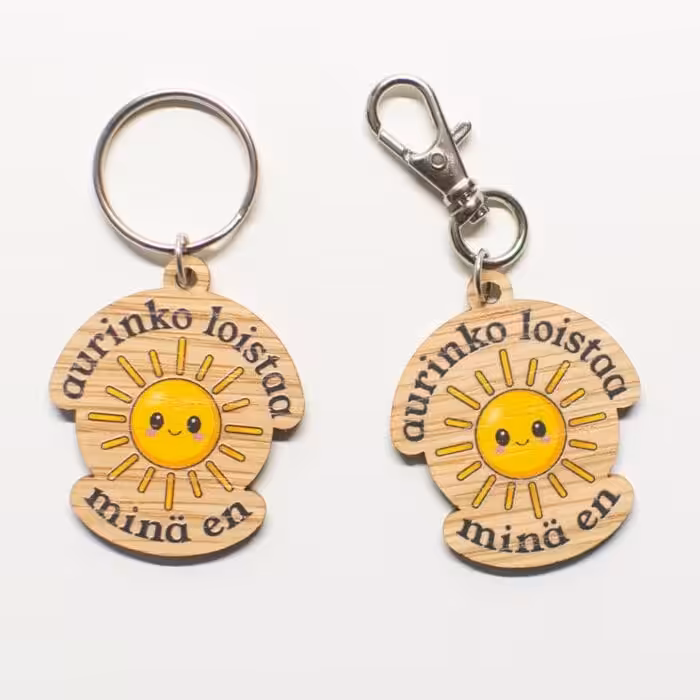 Vuorella kangaskauppa -Koristeet, avaimenperä Aurinko loistaa..