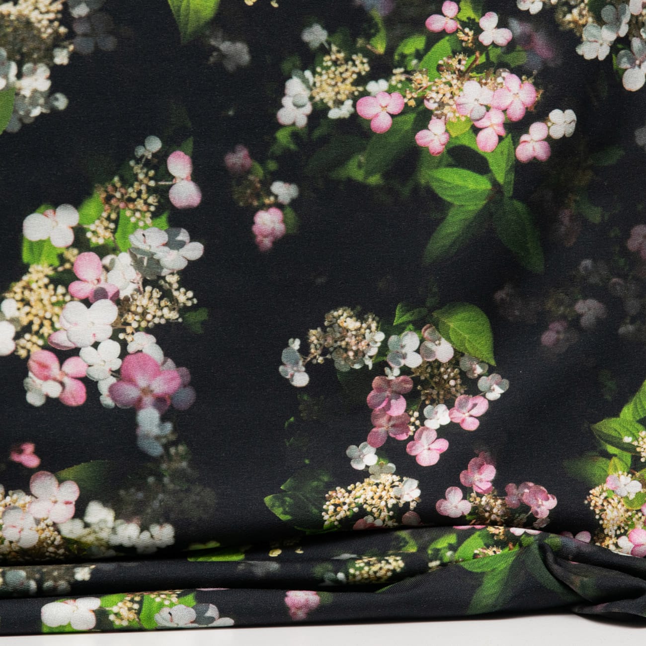 Vuorella kangaskauppa – Japaninhortensia joustocollege