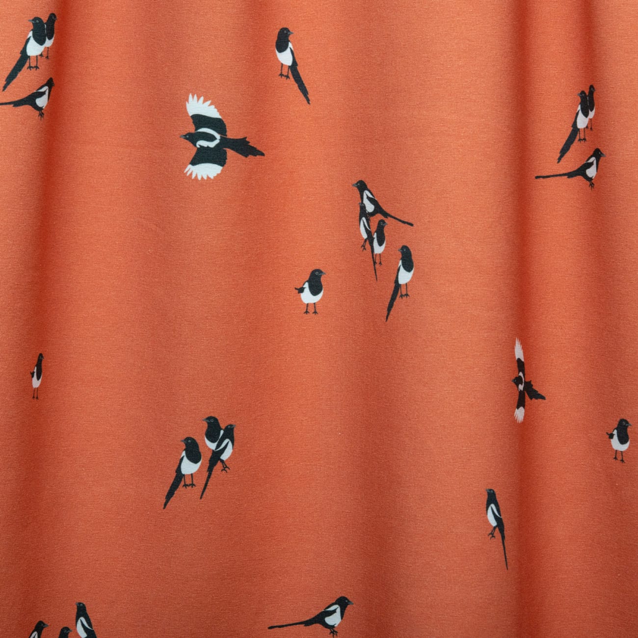 Vuorella kangaskauppa – Harakat savenpunainen trikoo