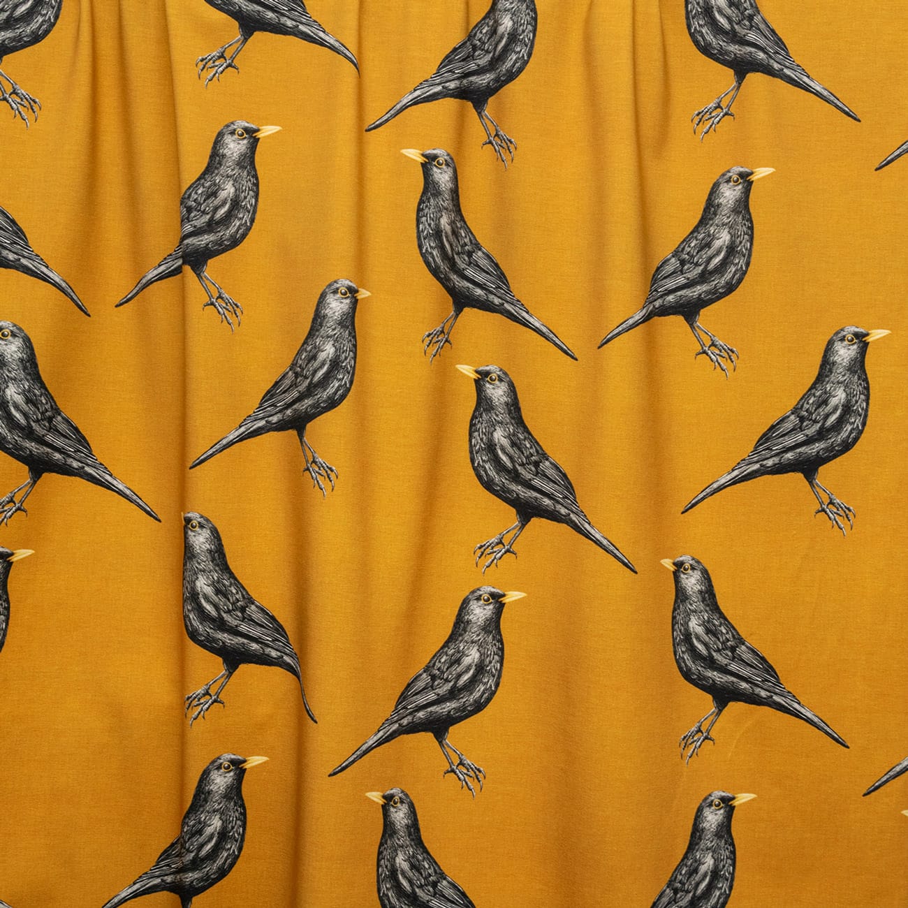 Vuorella kangaskauppa – Mustarastas okra trikoo