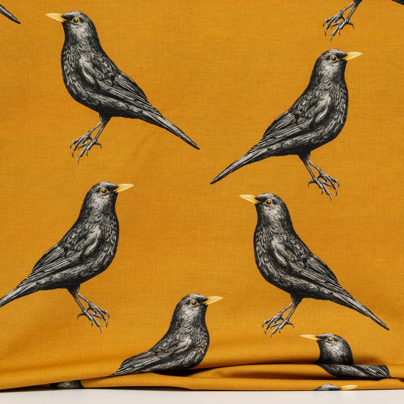 Vuorella kangaskauppa – Mustarastas okra trikoo