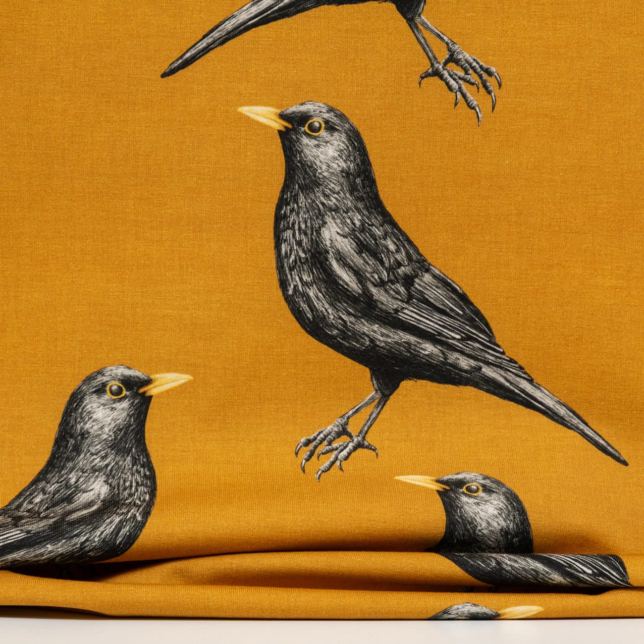 Vuorella kangaskauppa – Mustarastas okra trikoo