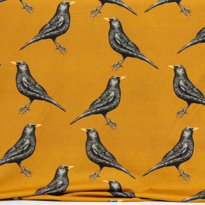 Vuorella kangaskauppa – Mustarastas okra trikoo